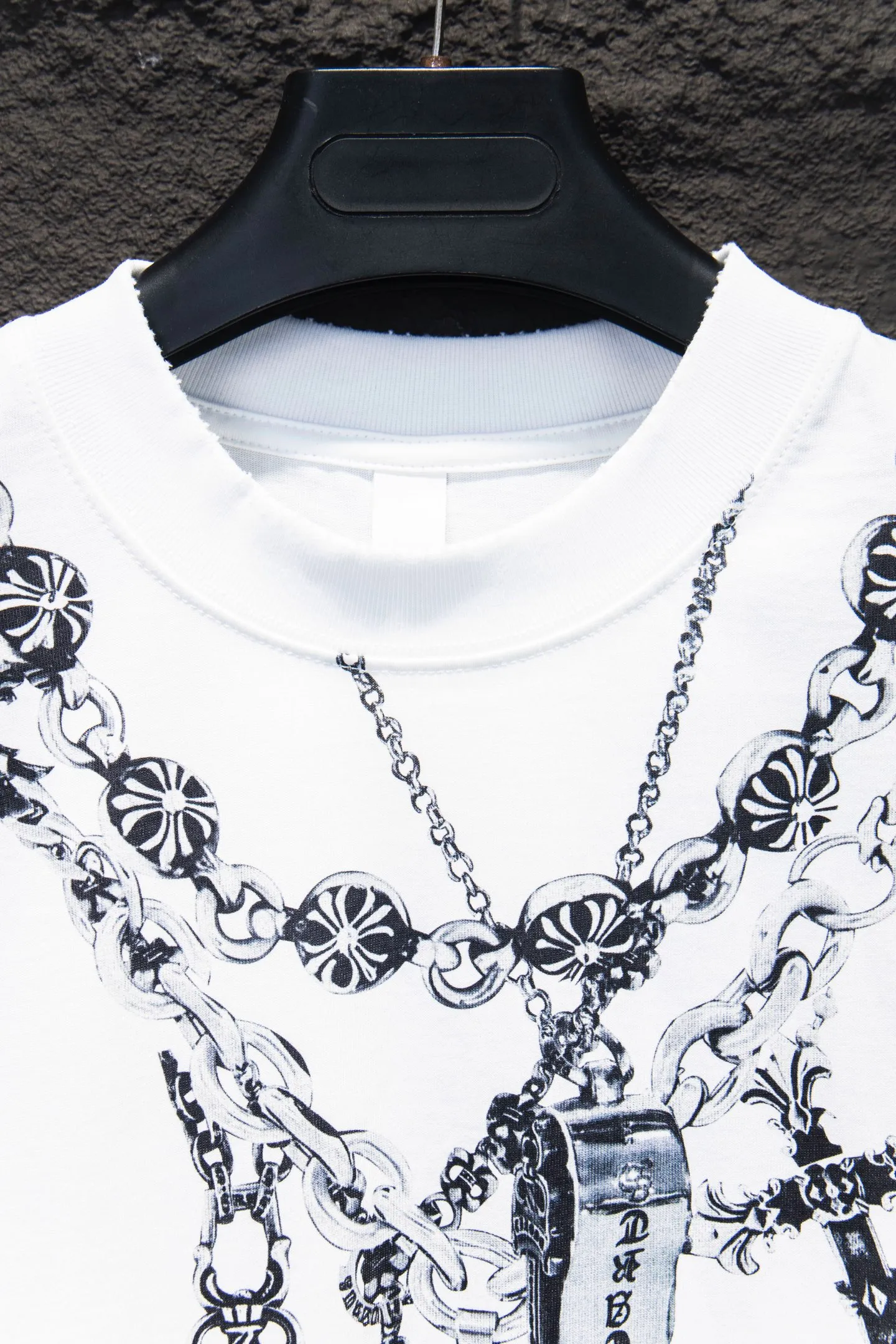 P190 Chrome hearts• 25ss ⚠YB custom-woven and dyed fabric, color, printing, version, accessories, hardware. The fabric is woven by imported machines. The uniqueness of the cloth texture creates a perfect garment effect. The fabric is made of 260-gram clean cloth with 320-gram 1*1 rib, 4-color environmentally friendly dyed fabric, and the threads are in the same cylinder without color difference.  Garment white ink direct-injection printing, imported technology, collar, pockets, cuffs, front and rear threads, the details are clearly visible. The printing uses Japanese BROTHER white ink digital direct-injection garment printing. This model is a global limited edition. In order to present a product like a work of art, after a long period of repeated determination of details, a very high standard of garments is presented. The front chest is made of direct-injection printing environmentally friendly glue material, using a mechanized printing process. Mechanical printing has high precision, the positioning accuracy can reach ±0.02mm, and the quality is stable.   The body of the garment is processed with hand-nailed hardware elements, which greatly increases the interest of the garment and creates a unique visual effect. The special washing effect creates a unique aged effect.  Croix Heart Short Sleeve must be the first short-sleeved piece in spring and summer that blurs the boundaries of unisex style. It has a classic dropped shoulder oversize version and a loose and casual upper body.  Color: Black White Size: S M L XL
